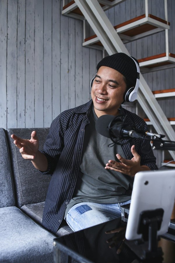 Quels sont les conseils pour créer un podcast sur les mythes et légendes du monde entier?