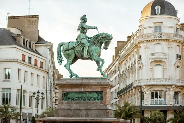 La Pucelle d'Orléans : Jeanne d'Arc et son rôle dans l'histoire religieuse et nationale